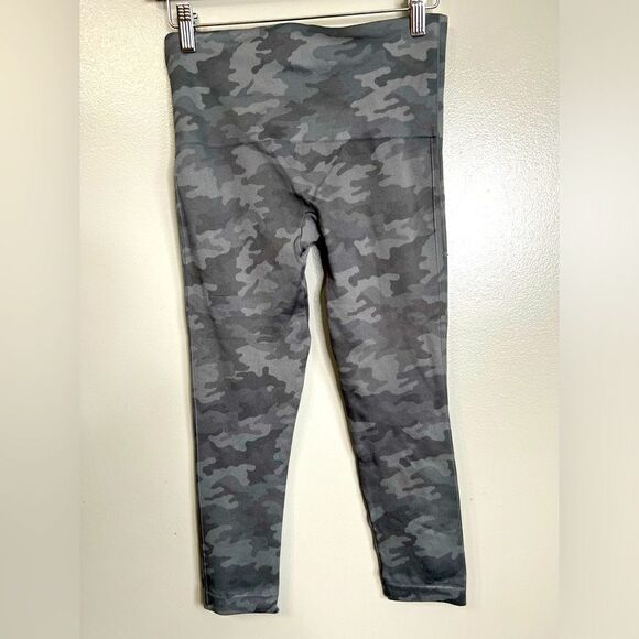 4/$25 Spanx camouflage cropped leggings size medium - Picture 2 of 4